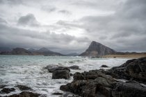 Un día ventoso en la playa de Stor Sandnes, Lofoten, Nordland, Noruega - foto de stock