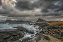 Tormenta sobre Flakstad, Islas Lofoten, Nordland, Noruega - foto de stock