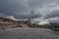 Myrland plage et paysage de montagne, Lofoten, Nordland, Norvège — Photo de stock