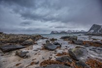 Paisaje costero, Flakstad, Lofoten, Nordland, Noruega - foto de stock