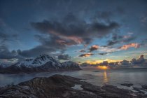 Panorama montano al tramonto, Offersoya, Vestvagoy, Lofoten, Nordland, Norvegia — Foto stock