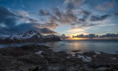 Gebirgslandschaft bei Sonnenuntergang, Offersoya, Vestvagoy, Lofoten, Nordland, Norwegen — Stockfoto