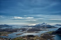 Una vista desde Mt Holandsmelen, Vestvagoy, Lofoten, Nordland, Noruega - foto de stock