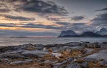 Paysage côtier, Sandnes, Flakstad, Lofoten, Nordland, Norvège — Photo de stock