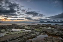 Paesaggio costiero, Sandnes, Flakstad, Lofoten, Nordland, Norvegia — Foto stock