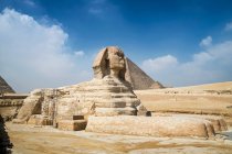 La gran esfinge y pirámide, Giza cerca de El Cairo, Egipto - foto de stock