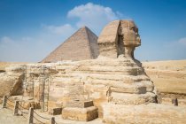 La gran esfinge y pirámide, Giza cerca de El Cairo, Egipto - foto de stock
