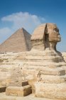 Великий Сфінкс і піраміда, Гіза поблизу Каїра (Єгипет). — стокове фото