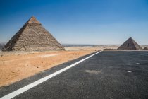 Route devant le complexe pyramidal de Gizeh près du Caire, Égypte — Photo de stock