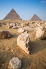 Rocas de piedra caliza junto al complejo piramidal de Giza cerca de El Cairo, Egipto - foto de stock