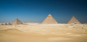 Complejo piramidal de Giza cerca de El Cairo, Egipto - foto de stock