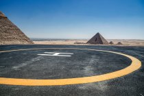 Hubschrauberlandeplatz in der Nähe der Pyramiden, Gizeh Plateau bei Kairo, Ägypten — Stockfoto