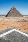 Eliporto vicino alle piramidi, Altopiano di Giza vicino al Cairo, Egitto — Foto stock