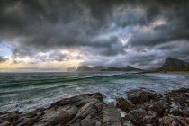 Storm brewing, Stor Sandnes beach, Flakstad, Lofoten, Nordland, Norway — Stock Photo