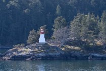Прибережний маяк на скелях, острови Перської затоки, Британська Колумбія, Канада — стокове фото