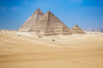 Complexo de pirâmide de Gizé perto de Cairo, Egito — Fotografia de Stock