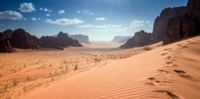 Impronte lungo il crinale di una duna di sabbia, Wadi Rum, Giordania — Foto stock