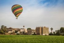 Globos de aire caliente que vuelan sobre la ciudad, Luxor, Egipto - foto de stock