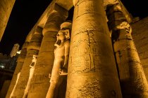 Temple de Louxor la nuit, Louxor, Egypte — Photo de stock