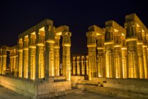 Colonnade Amenhotep III la nuit, Louxor, Egypte — Photo de stock