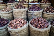 Sacks de dates à vendre près du Nil, Louxor, Egypte — Photo de stock