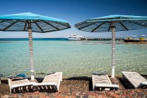 Liegestühle und Sonnenschirme am Strand, Hurghada, Ägypten — Stockfoto