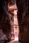 Vista del Tesoro a través de un estrecho desfiladero, Petra, Jordania - foto de stock
