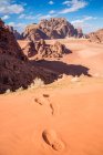 Impronte sulla sabbia, Wadi Rum, Giordania — Foto stock
