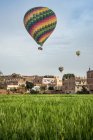 Mongolfiere in volo, Luxor, Egitto — Foto stock