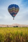 Balão de ar quente voando sobre Vale dos Reis, Luxor, Egito — Fotografia de Stock
