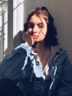 Портрет дівчини-підлітка з сонячним світлом і тінями на обличчі — стокове фото