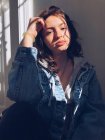 Ritratto di adolescente con luce solare e ombre sul viso — Foto stock