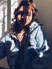 Portrait d'adolescente avec lumière du soleil et ombres sur le visage — Photo de stock