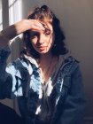 Portrait d'adolescente avec lumière du soleil et ombres sur le visage — Photo de stock
