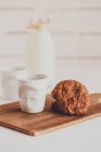 Bouteille de biscuits au lait et au chocolat — Photo de stock