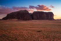 Wüstenlandschaft bei Sonnenuntergang, Wadi Rum, Jordanien — Stockfoto
