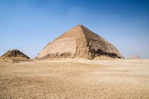 Pirâmide vermelha e pirâmide curvada na necrópole de Dahshur perto de Cairo, Egipto — Fotografia de Stock