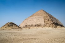 Pyramide rouge et pyramide courbée à la nécropole de Dahshur près du Caire, Égypte — Photo de stock