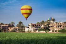 Heißluftballons im Flug, Luxor, Ägypten — Stockfoto