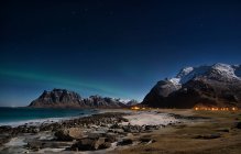 Luces boreales sobre la playa de Utakleiv, Lofoten, Nordland, Noruega - foto de stock