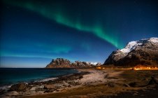 Nordlichter über dem Strand von Utakleiv, Lofoten, Nordland, Norwegen — Stockfoto