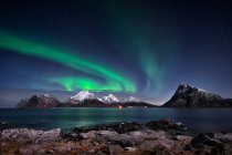 Luces boreales sobre el monte Himmeltinden, Lofoten, Nordland, Noruega - foto de stock