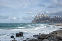 Playa de Utakleiv, Lofoten, Nordland, Noruega - foto de stock