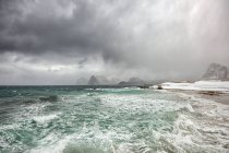 Над пляжем назревает шторм, Лофотен, Нордланд, Норвегия — стоковое фото
