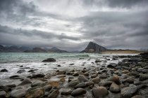 Nubes de tormenta sobre la playa, Myrland, Flakstad, Lofoten, Nordland, Noruega - foto de stock