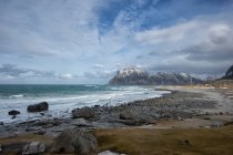 Playa de Utakleiv, Lofoten, Nordland, Noruega - foto de stock
