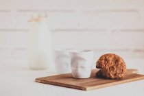 Bottiglia di biscotti al latte e cioccolato — Foto stock