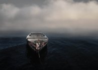 Красивий знімок рибальського човна на морі — стокове фото