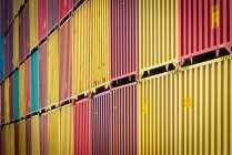 File di container colorati al porto, trasporto merci — Foto stock