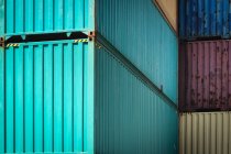 Container industriali e merci da carico su sfondo cielo blu — Foto stock